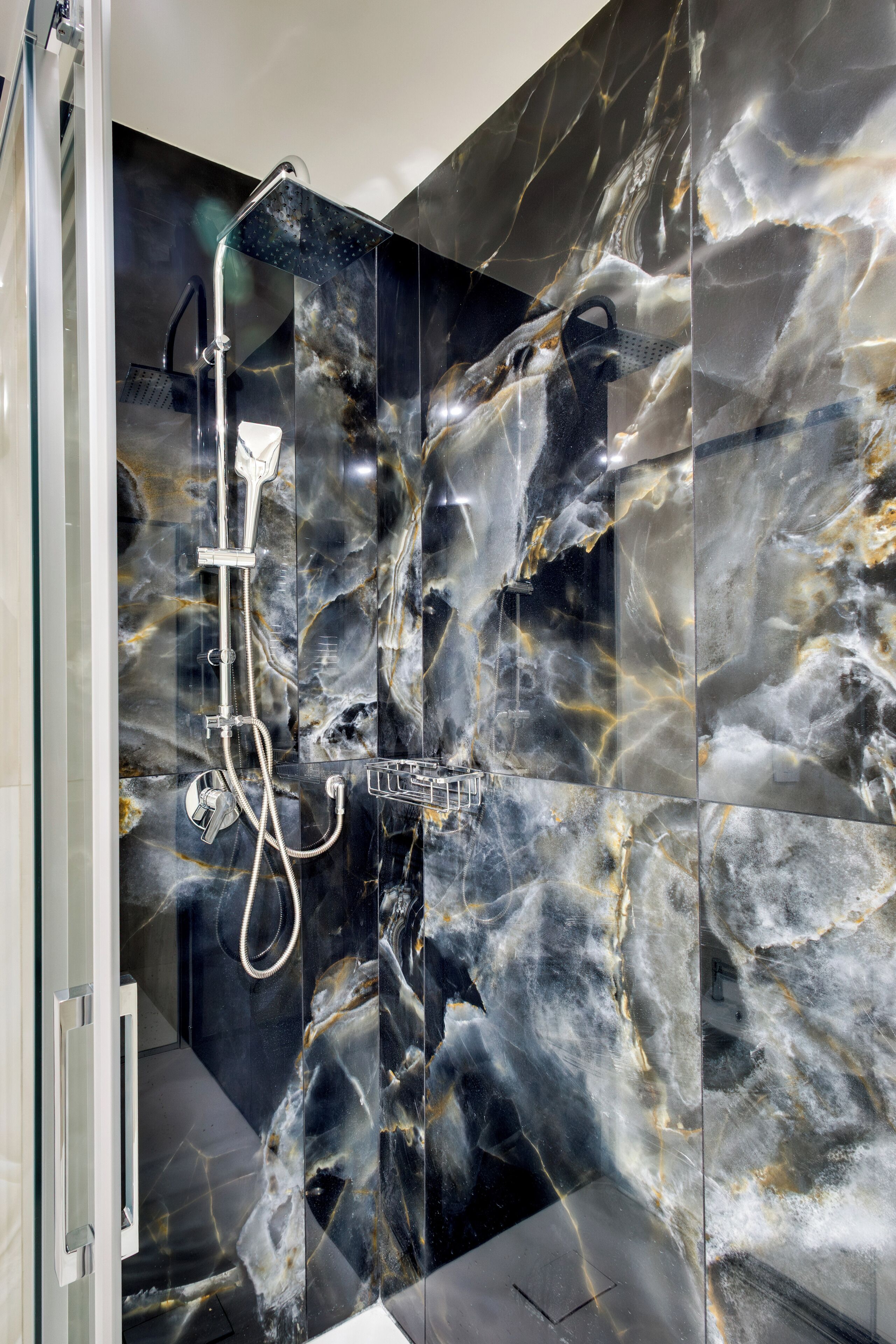 Klassieke driepersoonskamer | Badkamer | Een douche, een haardroger, handdoeken, zeep