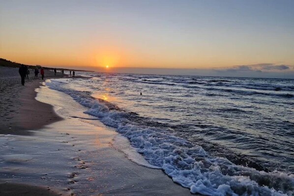 På stranden