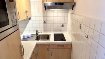 Køleskab, mikrobølgeovn, kogeplade, kaffe-/temaskine