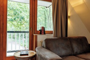 Smart-TV, Tischtennisplatte, Bücher, Stereoanlage