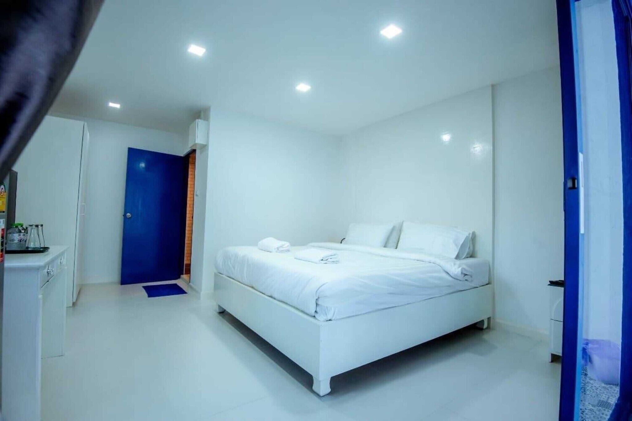 1 Schlafzimmer, Schreibtisch, Bettwäsche