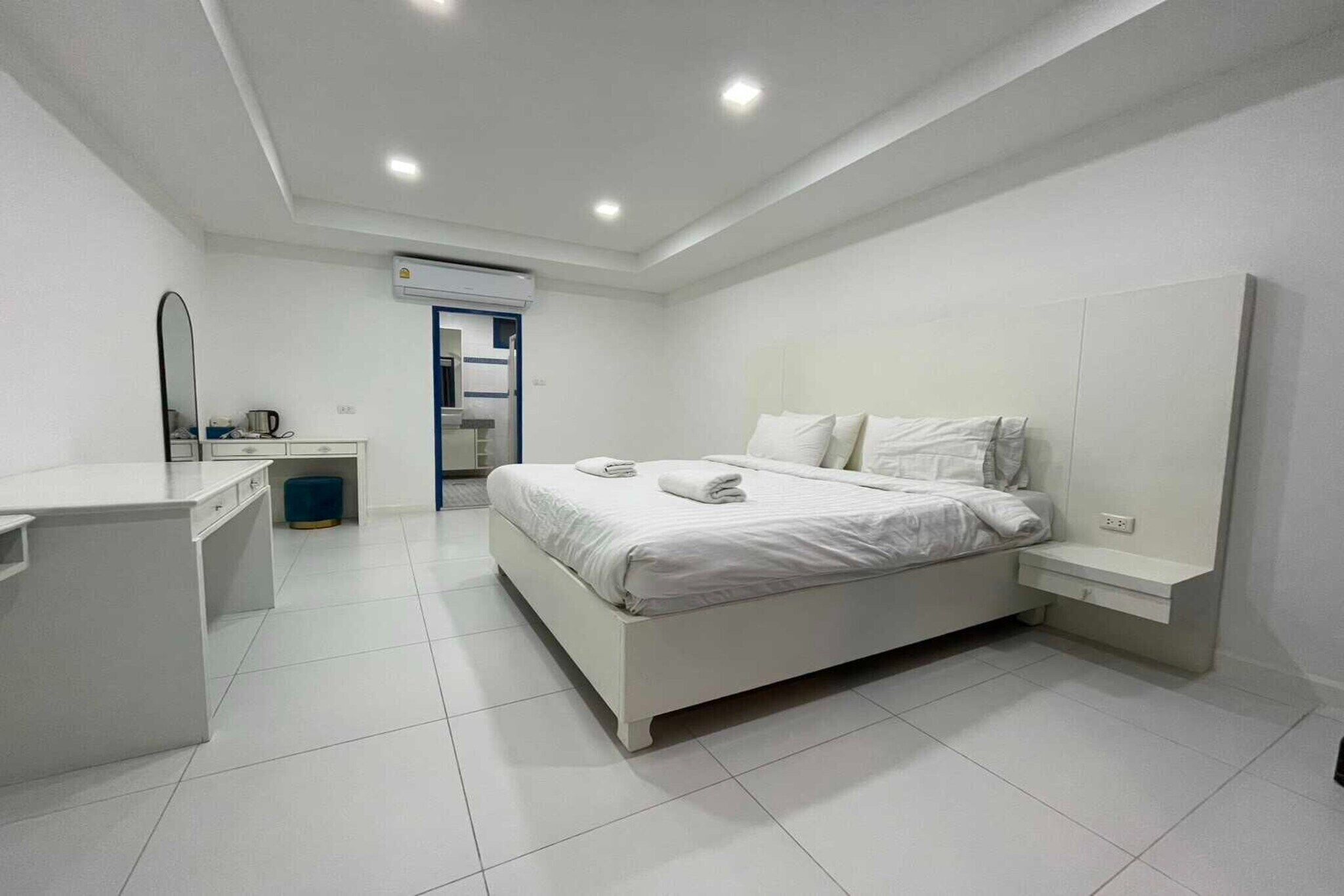 1 Schlafzimmer, Schreibtisch, Bettwäsche