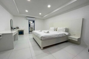 1 chambre, bureau, draps fournis