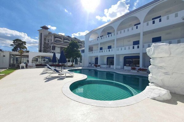 Pool - Standard Twin | Cozy Seaside Comfort (Pattaya)