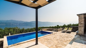 A swimming pool with a view of mountains and a lake. - Pet friendly home in Postira (Postira)