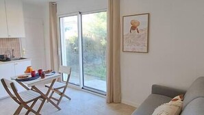 Unclassified image, 4 of 26, button - Cozy studio in a peaceful garden (Villenave-d'Ornon)
