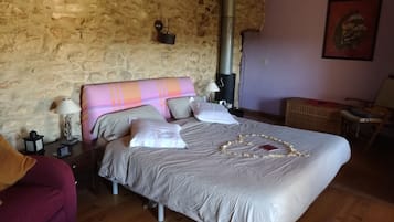 1 bedroom, bed sheets