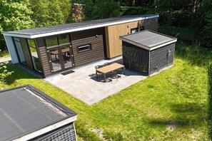 Outdoor dining - Holiday home surrounded by water and forest (Sint Nicolaasga)