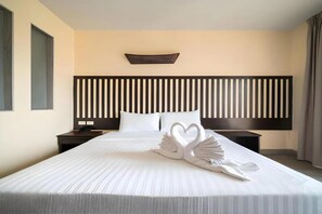 1 habitación, escritorio y ropa de cama 