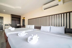 1 Schlafzimmer, Schreibtisch, Bettwäsche
