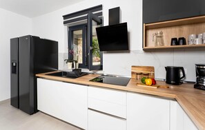 Fridge, oven, dishwasher, coffee/tea maker