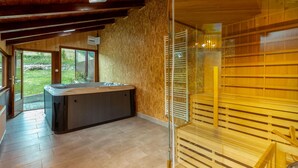A sauna room with a wooden bench, a hot tub, and a glass partition. - Cozy apartment in Vrbovsko with sauna (Vrbovsko)