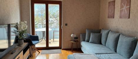 Een televisie en een stereo