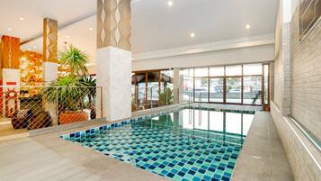 Una piscina cubierta