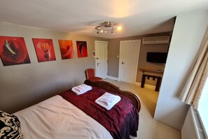 1 slaapkamer, een bureau, een strijkplank/strijkijzer, gratis wifi