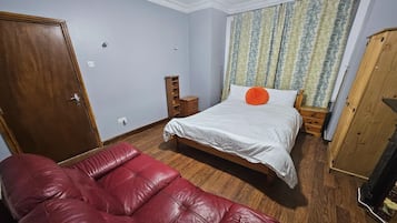 1 quarto, escrivaninha, ferros/tábuas de passar roupa, Wi-Fi de cortesia