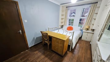 1 habitación, tabla de planchar con plancha y internet