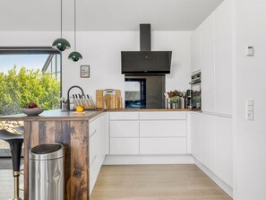 Refrigerador, microondas, lavavajillas y utensilios de cocina 