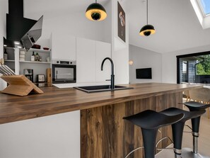 Kühlschrank, Mikrowelle, Geschirrspüler, Kochgeschirr/Geschirr/Besteck
