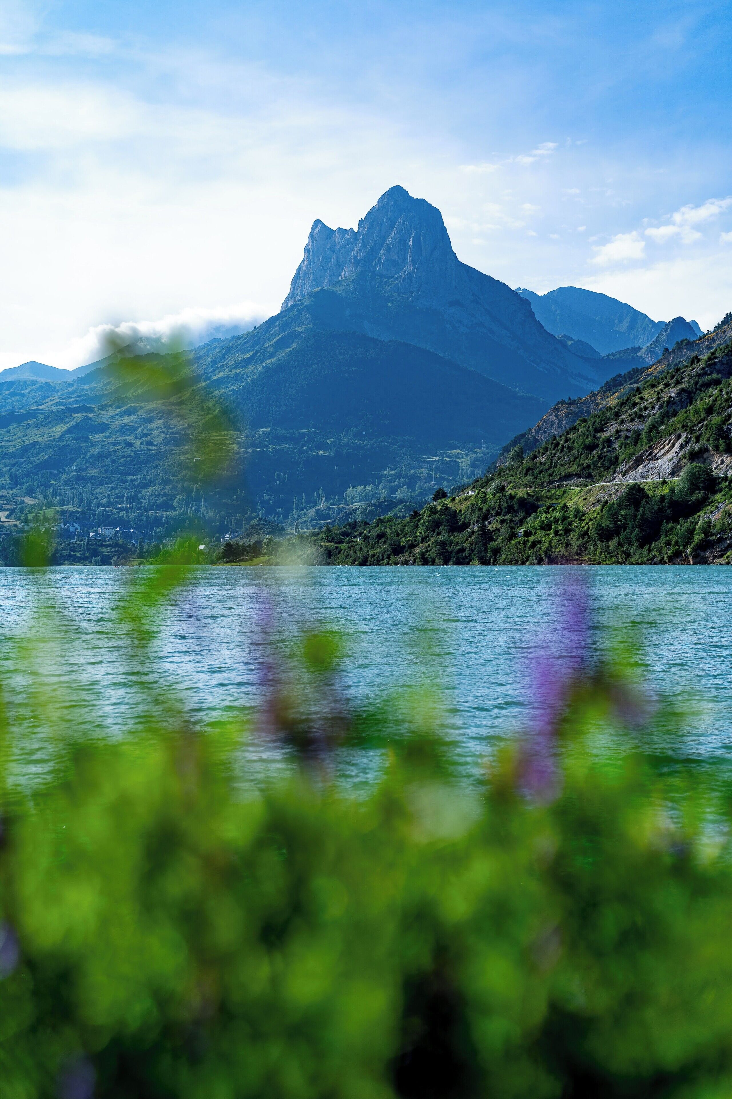 Eine Berglandschaft mit einem See im Vordergrund.