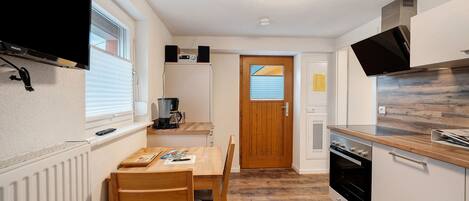 ثلاجة، ميكروويف، فرن، موقد طهي مسطح