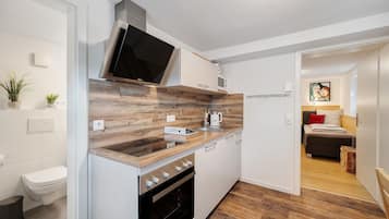 Jääkaappi, mikroaaltouuni, uuni, liesi