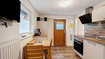 Jääkaappi, mikroaaltouuni, uuni, liesi