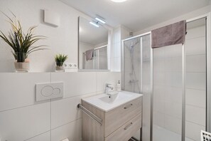 Douche, sèche-cheveux, serviettes fournies