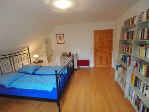 3 室のベッドルーム、デスク、アイロン / アイロン台、WiFi