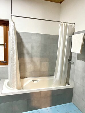 Chambre Deluxe | Salle de bain | Douche, articles de toilette (gratuits), serviettes fournies, savon