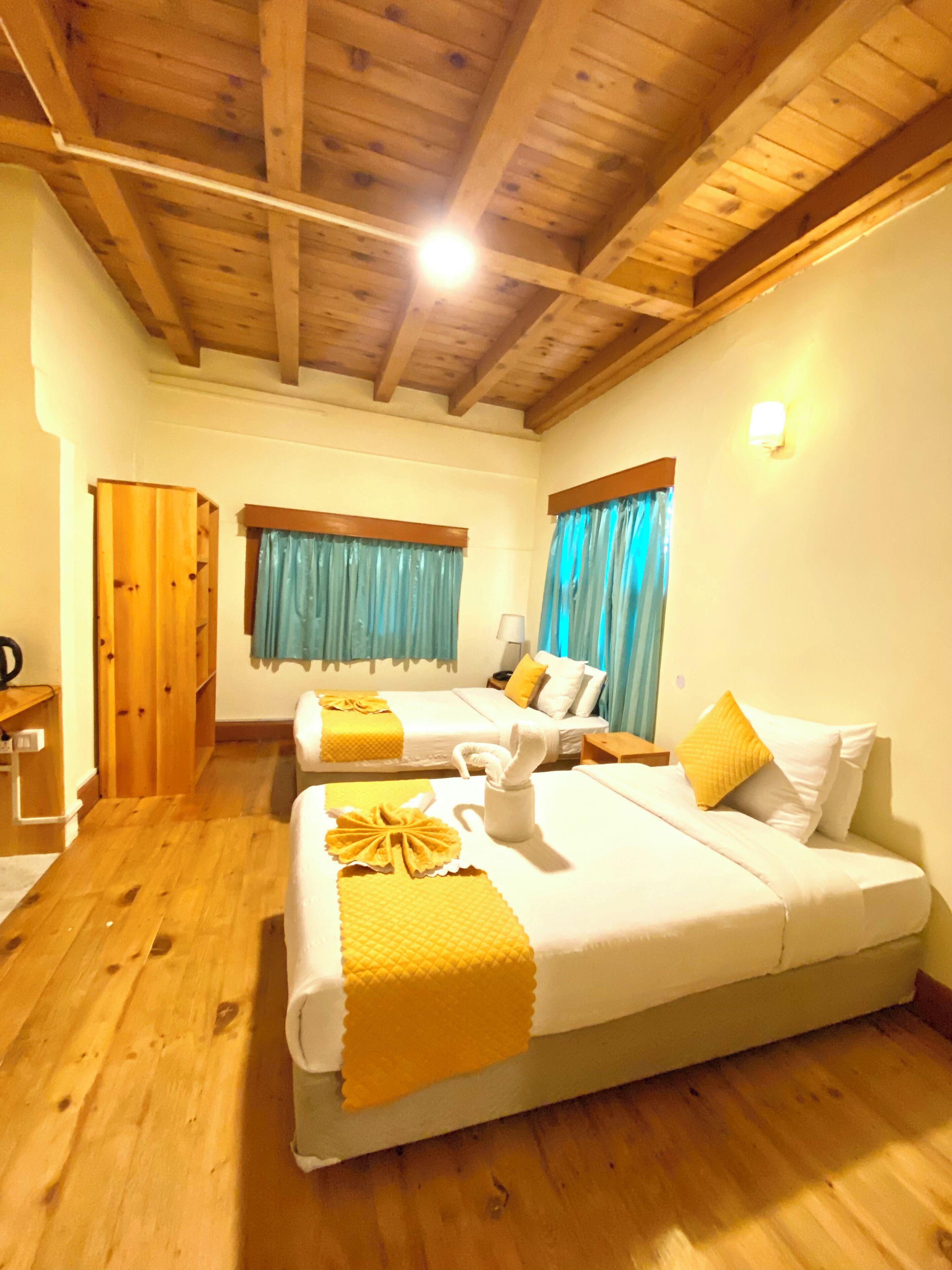 Camera Standard | Biancheria da letto di alta qualità, una scrivania, lenzuola