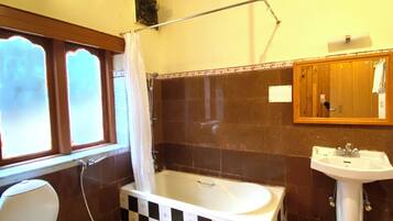 Camera Deluxe | Bagno | Doccia, set di cortesia gratuito, asciugamani, sapone