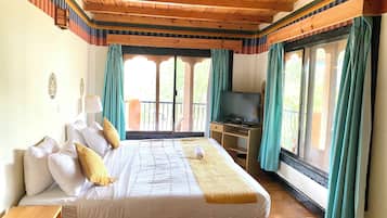 Habitación superior | Ropa de cama de alta calidad, escritorio, ropa de cama