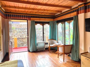 Superior Room | Premium bedding, desk, bed sheets - Sinchula Villa (Paro)