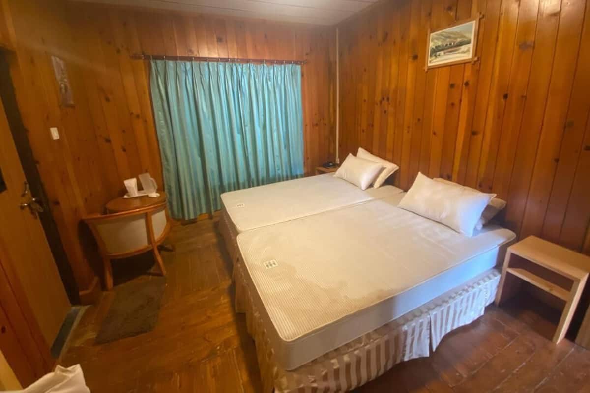 Premium bedding, desk, bed sheets