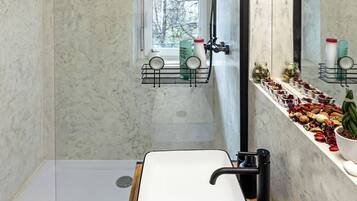 Dusche, Haartrockner, Handtücher, Seife