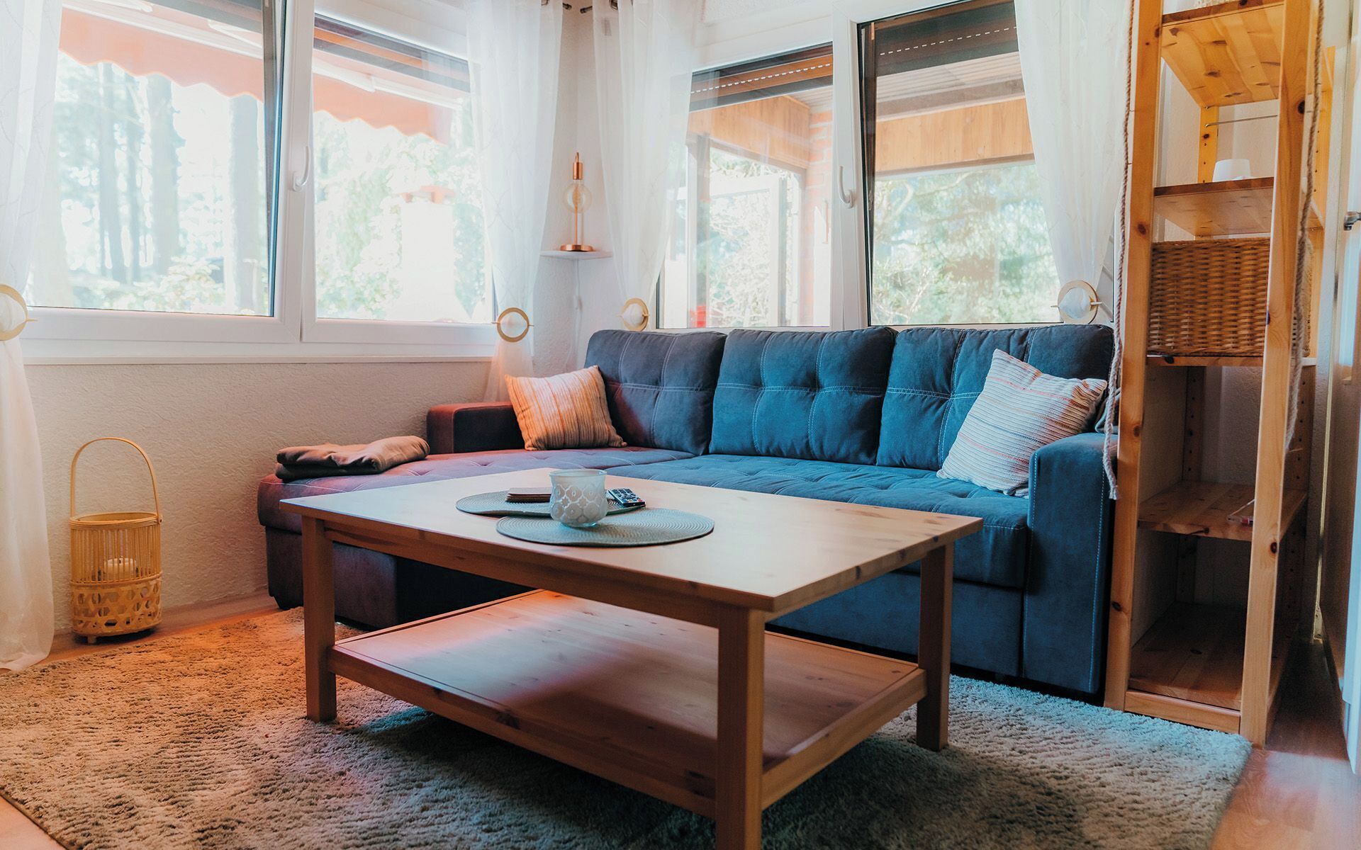 Fernseher, Kamin, Tischtennisplatte