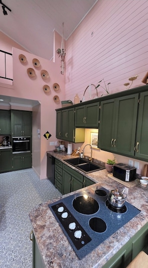 Private kitchen - The Tidehouse, Relax with the whole family at this peaceful place to stay. (Laurenceton)