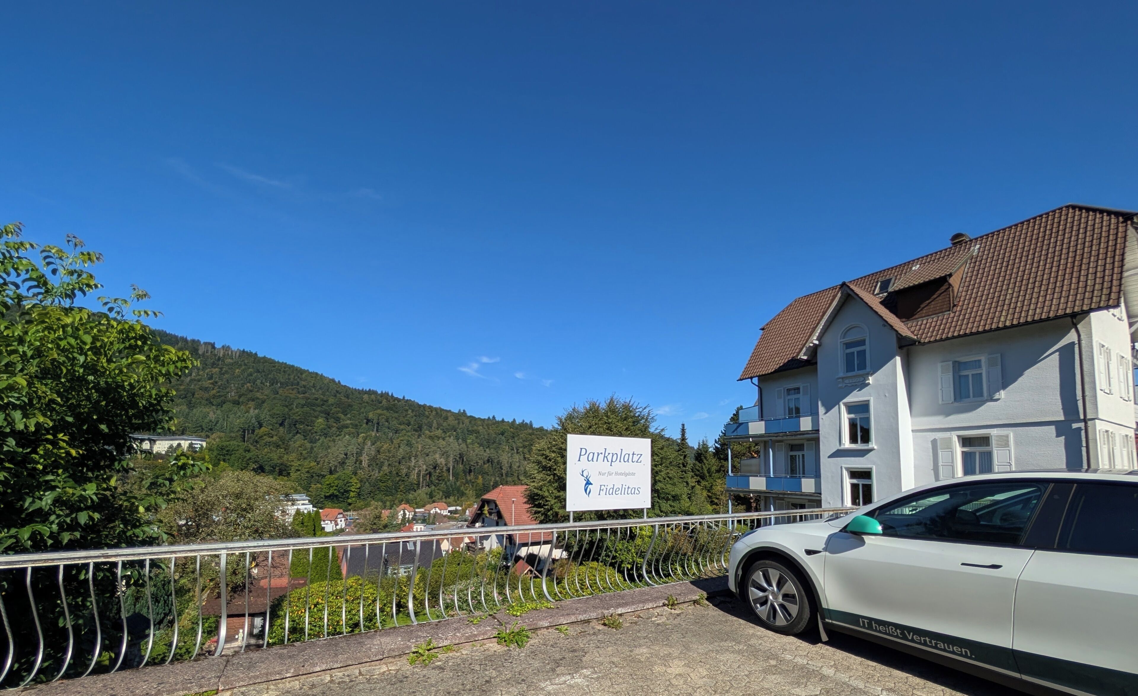 A hotel named 'Parkplatz' with a sign indicating it's a 'Nur für Hotelgäste' establishment.