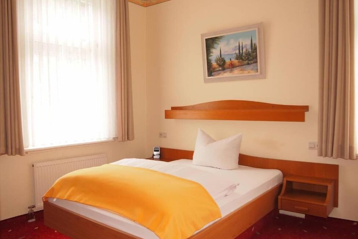 Comfort Single Room, 1 Double Bed, Non Smoking | Hypo-allergenic bedding, in-room safe, desk, blackout drapes