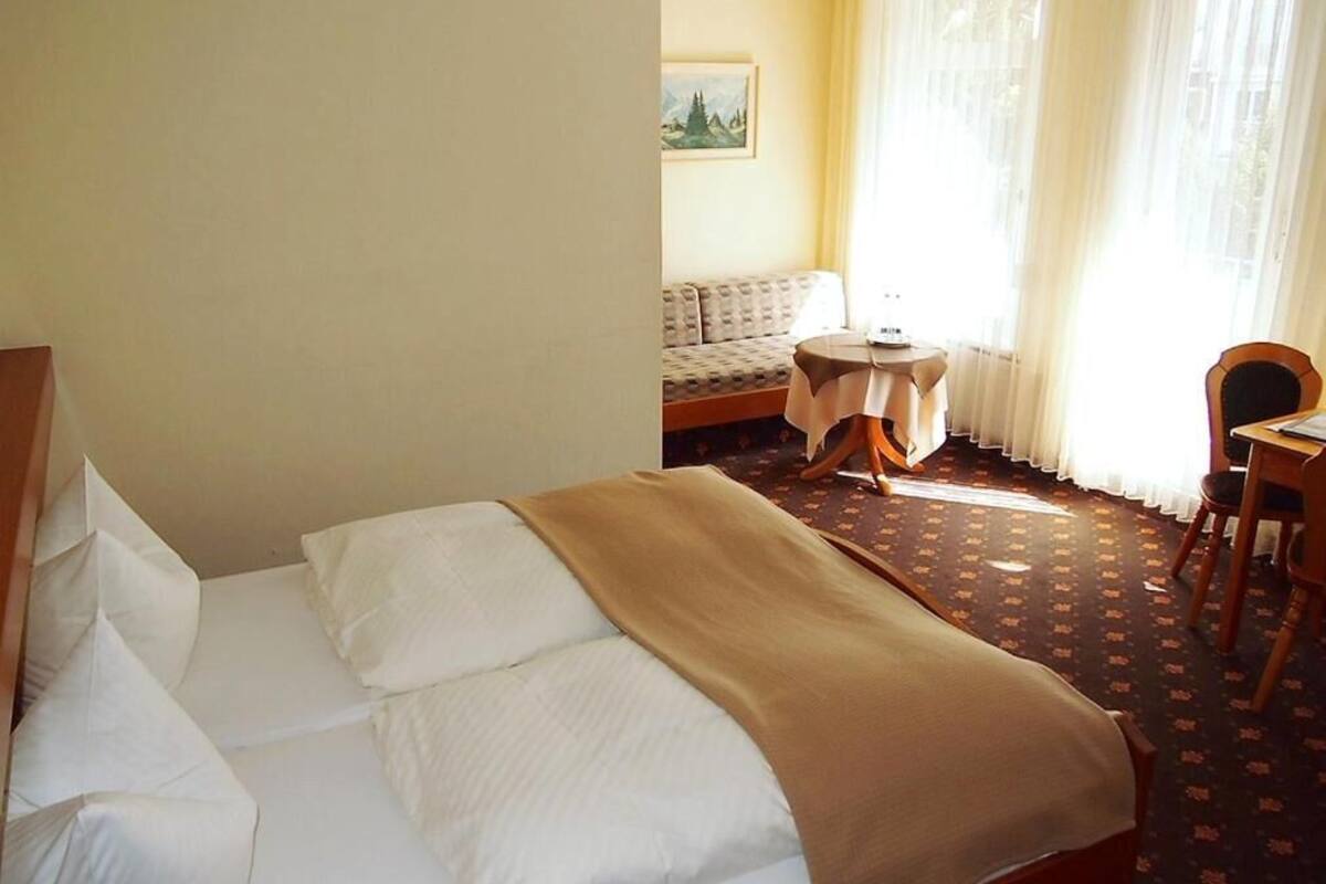 Triple Room | Hypo-allergenic bedding, in-room safe, desk, blackout drapes