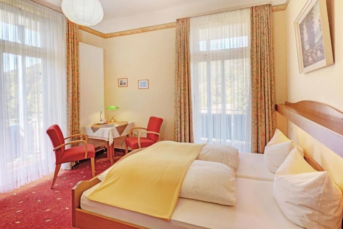 Double Room | Hypo-allergenic bedding, in-room safe, desk, blackout drapes