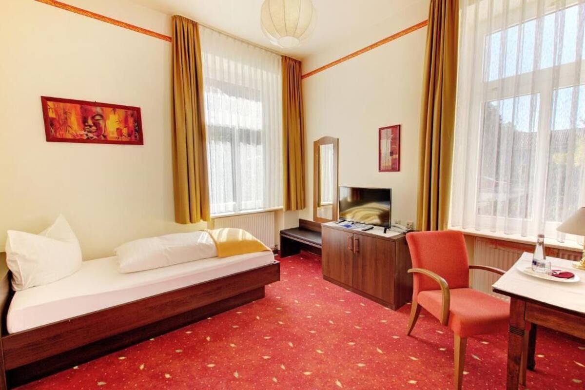 Basic Single Room | Hypo-allergenic bedding, in-room safe, desk, blackout drapes