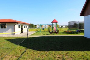 House | Garden - Holiday Home With 2 Bedrooms in Rewal (Rewal)