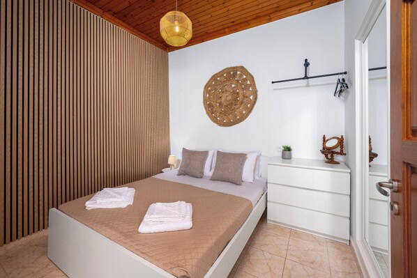 Fer et planche à repasser, lit parapluie, Wi-Fi gratuit, draps fournis