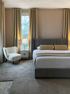 9 Schlafzimmer, Zimmersafe, Schreibtisch, Bügeleisen/Bügelbrett
