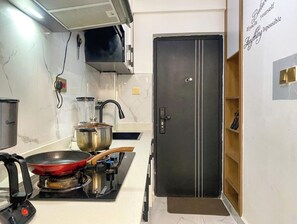 Deluxe Studio | Private kitchen | Microwave, cookware/dishes/utensils - Pazoori Stays at Smart Homes Kilimani (Nairobi)