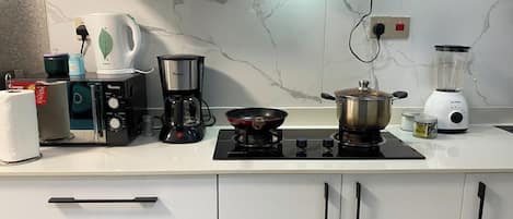 Deluxe Studio | Private kitchen | Microwave, cookware/dishes/utensils