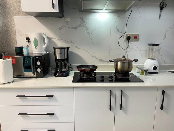 Monolocale Deluxe | Cucina privata | Microonde, pentole/stoviglie/utensili