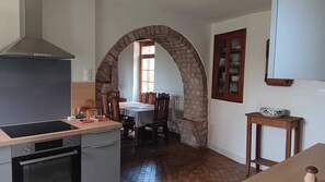 Réfrigérateur, four à micro-ondes, un four, surface de cuisson